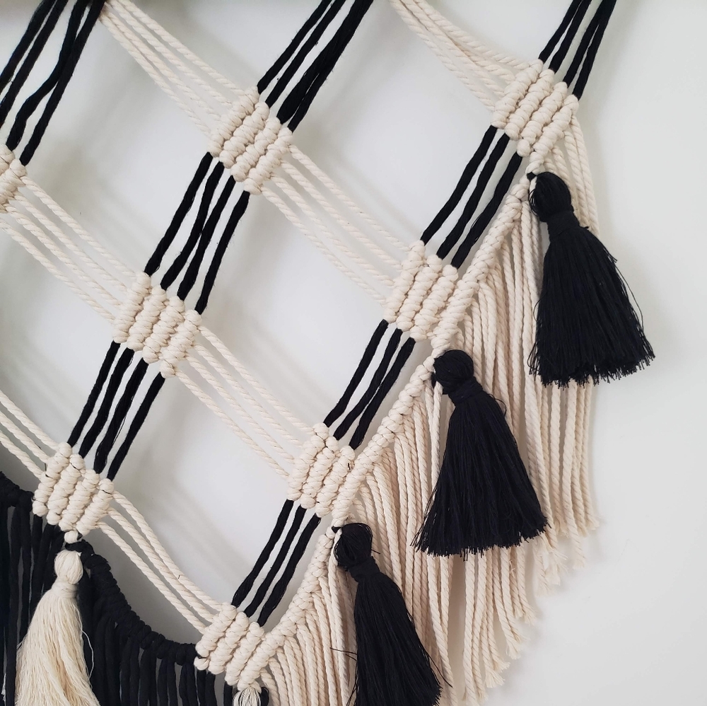Macrame hanging - Picture 4 of 4